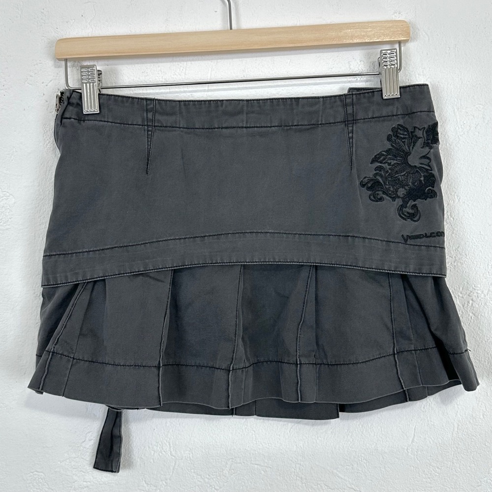 Vintage Volcom Y2K Cyber Grunge Skater Skirt Size 3 Gray Pleated Buckles Straps